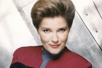 Kate Mulgrew Steps In to Defend Holly Hunter After Online Jibe at New Star Trek Captain